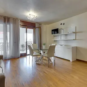 Quartiere 2000 Apartamento